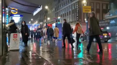 Şehirde yürüyen insanlar.