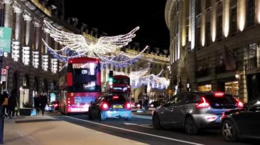 Londra, İngiltere - 25 Aralık, 2019: İnsanlar Noel sokağında yürüyorlar ve Regent Caddesi 'nde süslemeler yapıyorlar. Londra da onlardan biri.