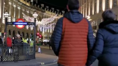 Londra, İngiltere - 19 Aralık, 19: 19: Turistler Londra, İngiltere 'deki Noel ve yeni yıl süslemelerini ziyaret etti.