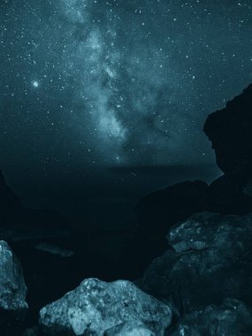 Güzel gökyüzü olan gece manzarası