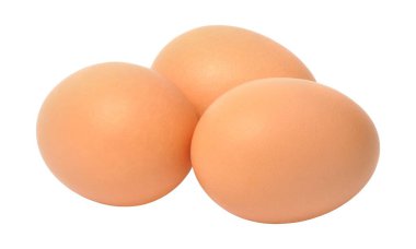 Beyaz arka planda tavuk yumurtası, taze turuncu tavuk yumurtası, sağlıklı yemek ve mutfak konsepti.