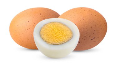 Beyaz arka planda tavuk yumurtası, taze turuncu tavuk yumurtası, sağlıklı yemek ve mutfak konsepti.