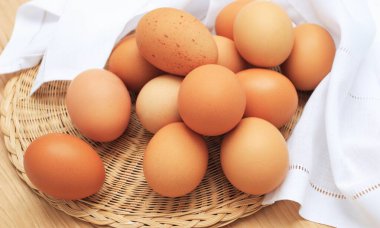 Beyaz arka planda tavuk yumurtası, taze turuncu tavuk yumurtası, sağlıklı yemek ve mutfak konsepti.