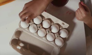 Erkek holding yumurta eller