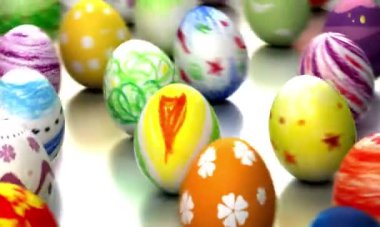 Beyaz arka plan üzerinde renkli boyalı Paskalya yumurtaları
