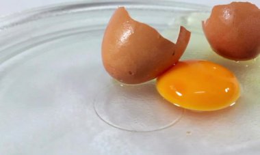 Beyaz arka planda beyaz bardakta yumurtalar