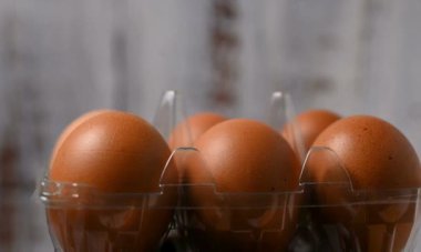 kahverengi ve beyaz yumurta bir kase.