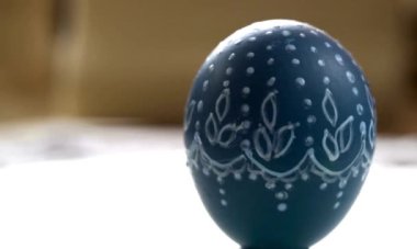 Beyaz arka planda paskalya yumurtası