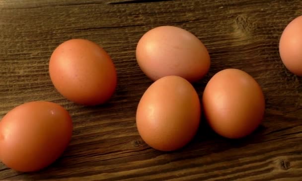 Куриные Яйца Белом Фоне Свежие Оранжевые Куриные Яйца Концепция Здоровой — стоковое видео