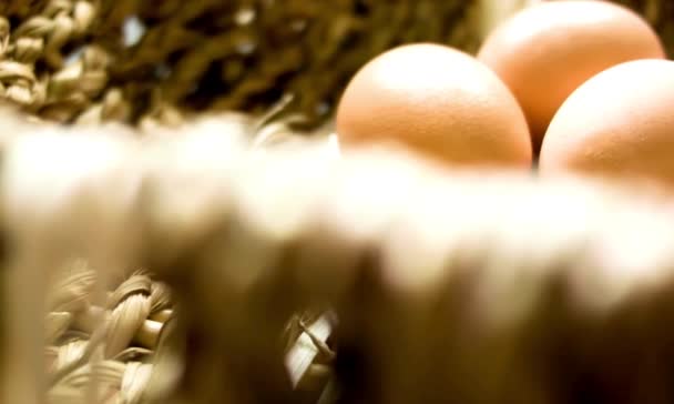 在木制的背景上的篮子里的鸡蛋 — 图库视频影像
