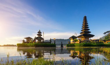 Gün batımında tapınakla birlikte Nyepi Günü 'nün sessizliğinin arka planı.