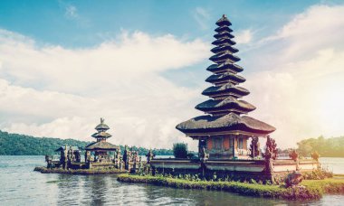 Gün batımında tapınakla birlikte Nyepi Günü 'nün sessizliğinin arka planı.