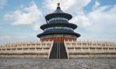 Gün batımında tapınakla birlikte Nyepi Günü 'nün sessizliğinin arka planı.