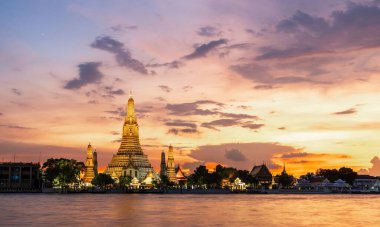 Gün batımında tapınakla birlikte Nyepi Günü 'nün sessizliğinin arka planı.