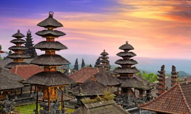 Gün batımında tapınakla birlikte Nyepi Günü 'nün sessizliğinin arka planı.