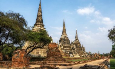 Gün batımında tapınakla birlikte Nyepi Günü 'nün sessizliğinin arka planı.