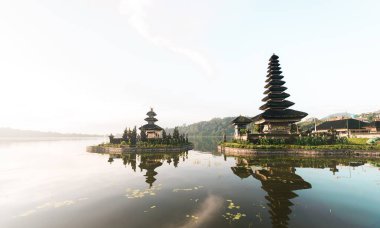 Gün batımında tapınakla birlikte Nyepi Günü 'nün sessizliğinin arka planı.