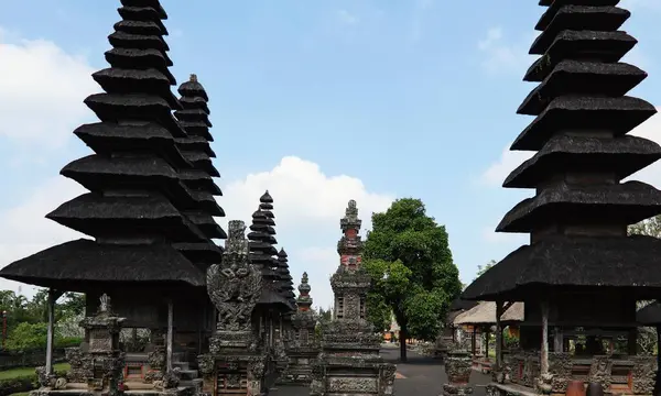 Gün batımında tapınakla birlikte Nyepi Günü 'nün sessizliğinin arka planı.