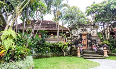 Gün batımında tapınakla birlikte Nyepi Günü 'nün sessizliğinin arka planı.