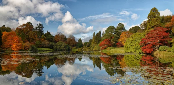 Sheffield Park ve İngiltere 'deki bahçeler sonbahar zamanı İngiltere' de sonbahar renklerinde yapraklarla. 