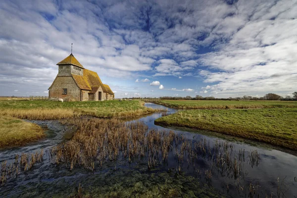 İngiltere 'nin Romney Marsh Kent kentindeki kayıp Fairfield köyündeki Aziz Thomas Becket Kilisesi' nin bataklığındaki yalnız kilise.