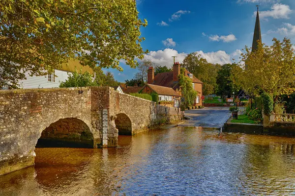 Eynsford. Kent 'te Sevenoaks yakınlarında köprüsü ve nehri geçen bir köy. İngiltere 'nin Bahçesi' ndeki pitoresk köyün arka planında bir kilise olan sığ bir nehirden geçen taş kemerli bir köprü. 