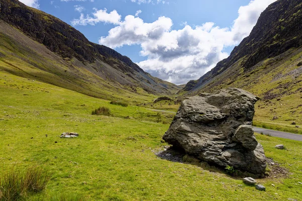Large Slate Rock Sits Road Valley Honister Pass Cumbria Lake — Stock Photo, Image