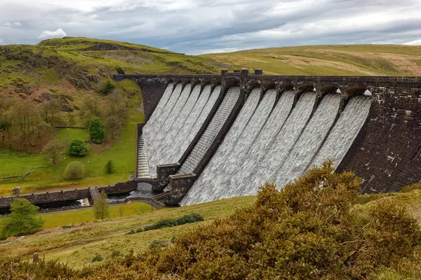 Claerwen Dam Elan Valley Wales İngiltere. Bu fotoğraf barajın taştığını gösteriyor ki bu çok sık görülmeyen bir manzara..