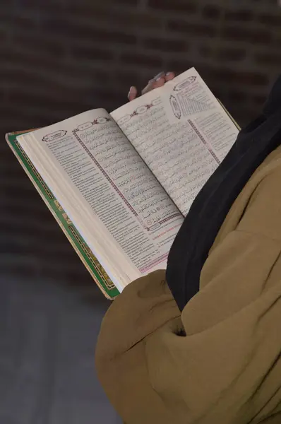 A list of the benefits of reading the Quran every day, such as improving memory, enhancing mood, and strengthening faith.