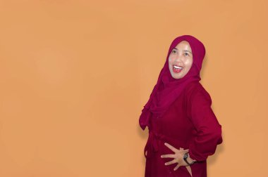 Mutlu ve kendinden emin gülümseyen güzel Asyalı Müslüman kadının portresi..