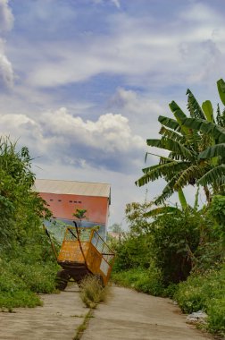 Çimlerin üzerinde duran bir kamyon.