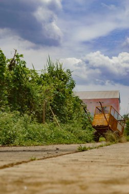 Yolun kenarına bir traktör park etmiş.