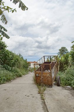 Bir tarlanın yakınındaki toprak yolda park etmiş bir kamyon.