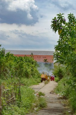 Ortasında duman olan kirli bir patika.