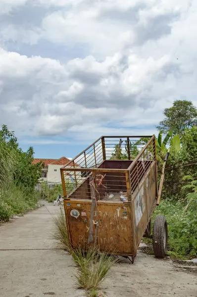 Paslı bir kamyon toprak bir yola park etmiş.