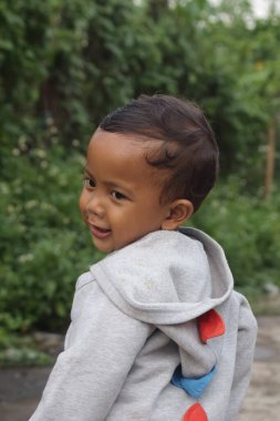 Parktaki küçük bir bebeğin portresi.