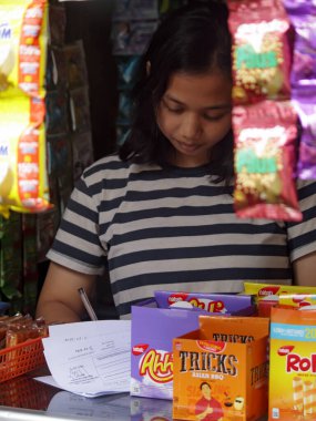 Bandung, Endonezya - 11 Şubat 2024: Endonezya cumhurbaşkanlığı seçimleri için seçim görevlileri halka celp kağıdı dağıttı