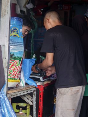 Bandung, Endonezya - 11 Şubat 2024: Endonezya cumhurbaşkanlığı seçimleri için seçim görevlileri halka celp kağıdı dağıttı