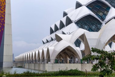 bant gübresi, Endonezya, 21 Şubat 2024: Al Jabbar 'ın mimari detayları Batı Java Bandung' un büyük camii 