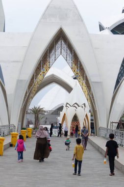 Bandung, Endonezya, 21 Şubat 2024, Aljabar Camii giriş kapısı.