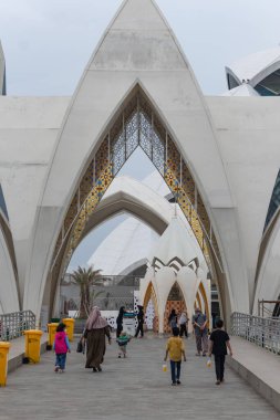 Bandung, Endonezya, 21 Şubat 2024, Aljabar Camii giriş kapısı.