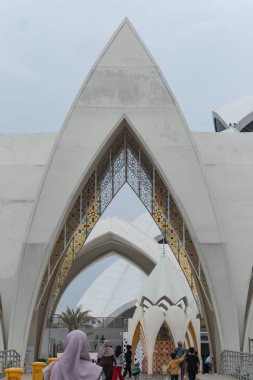 Bandung, Endonezya, 21 Şubat 2024, Aljabar Camii giriş kapısı.