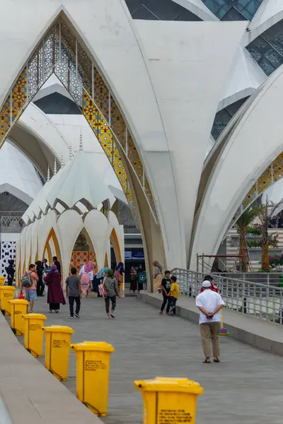 bant gübresi, Endonezya, 21 Şubat 2024: Aljabbar camisini ziyaret eden ve ibadet eden insanlar, Batı Java Endonezya bandosu