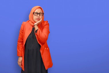 Müslüman iş kadını iş baskısı yüzünden yorgun ve stresli hissediyor