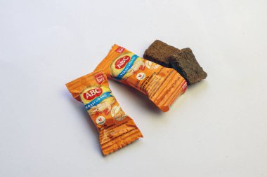 Çeşitli mutfak yemeklerinde kullanılan geleneksel Endonezya baharatı olan ambalajlı karides ezmesi terasisi blokları, Bandung Endonezya, 13 Mart 2025