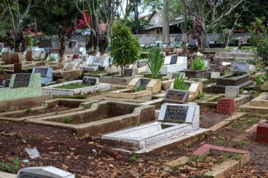 Çeşitli mezar taşlarıyla geleneksel Müslüman mezarlığı, huzurlu ve ruhani bir atmosfer yaratıyor, Bandung Endonezya, 06 Mart 2025
