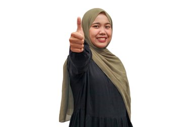 Siyah elbiseli, tesettürlü, kendinden emin bir Müslüman kadın işaret veriyor.