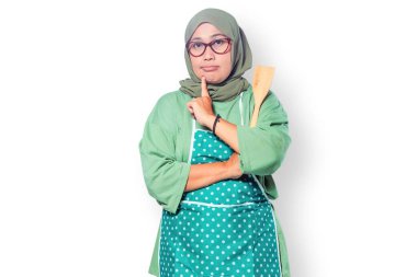 Düşünceli Müslüman Kadın Şef Ahşap Spatula Tutuyor