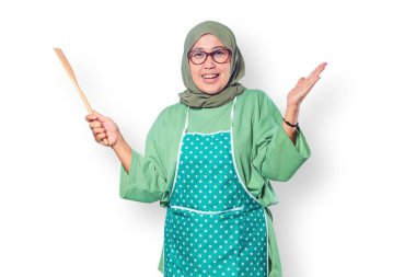 Ahşap Spatula ile Mutlu Müslüman Kadın Aşçılığı