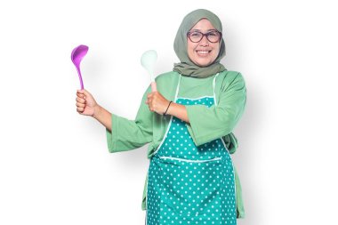 Neşeli Müslüman Kadın Mutfak Malzemeleriyle Yemek Yapıyor